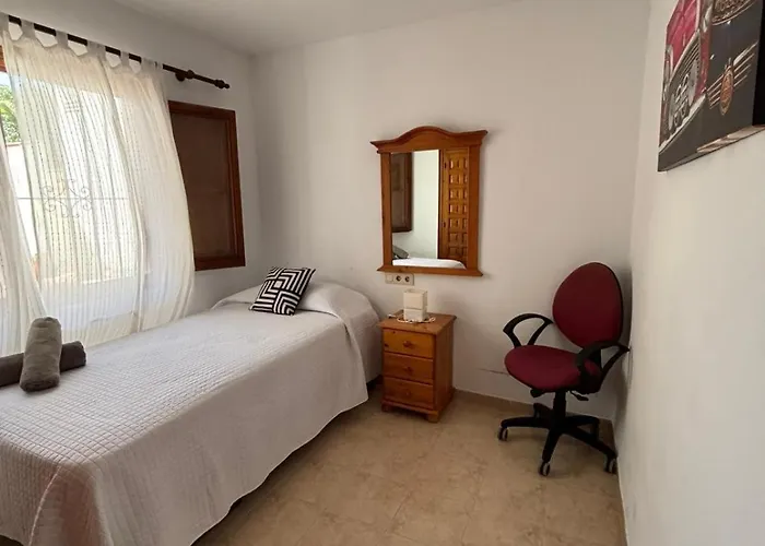 Apartamento Con Jardín, Piscina Y Parking *